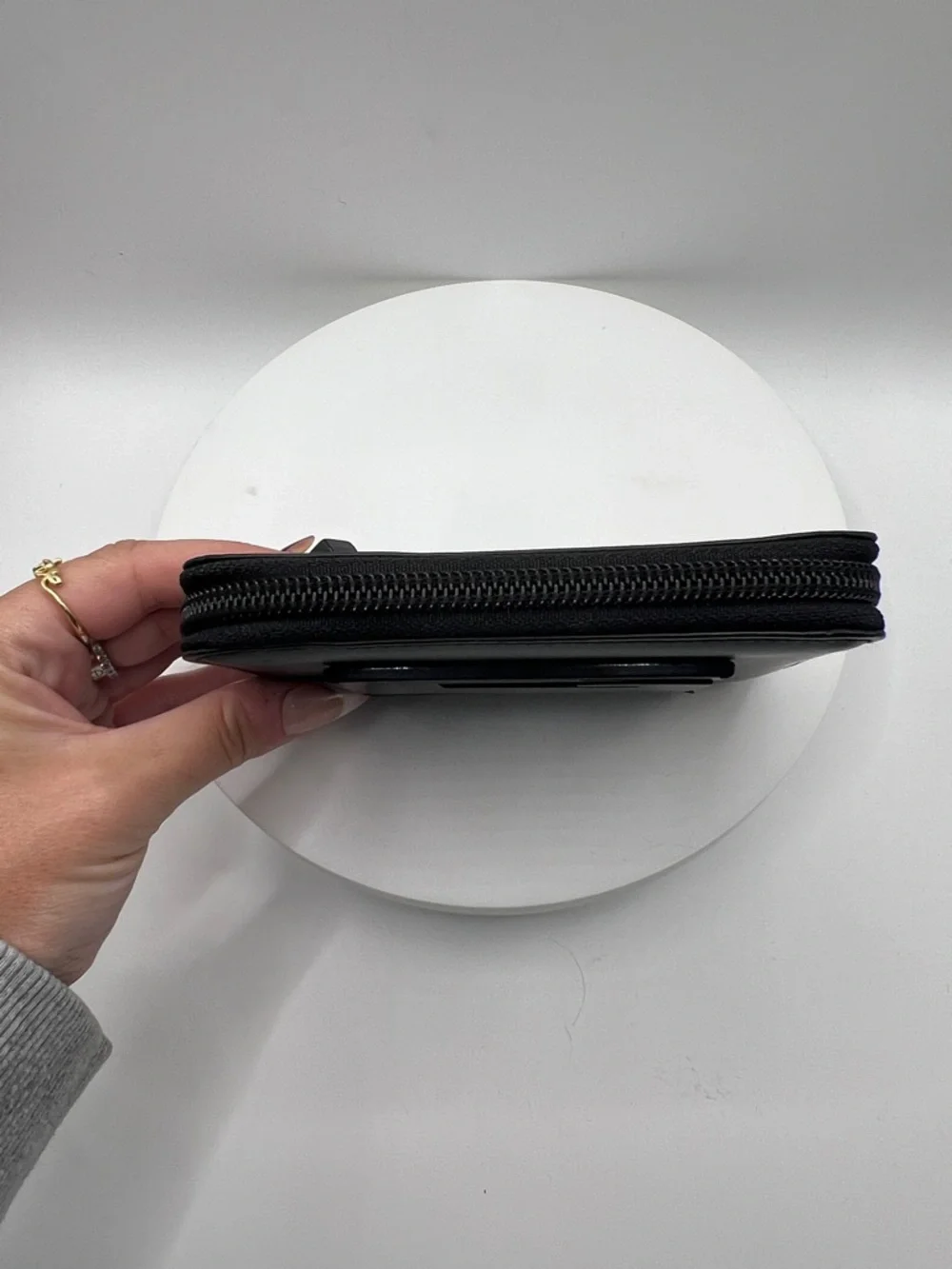 7050. Authentic Gucci Black Leather Zip Wallet with Glossy Logo. Made in Italy. - Picture 6 of 16